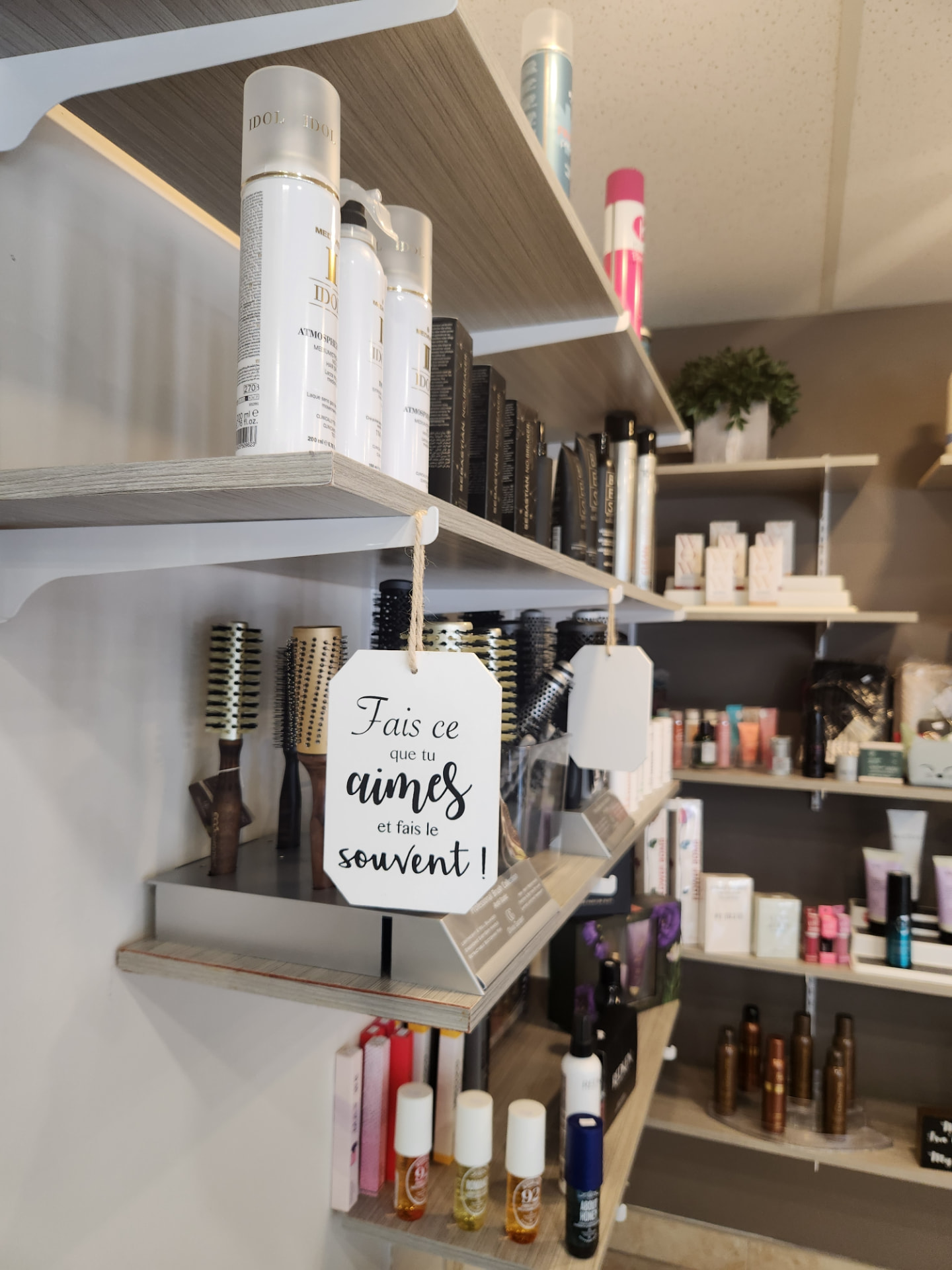 Accessoires et soins capillaires en boutique