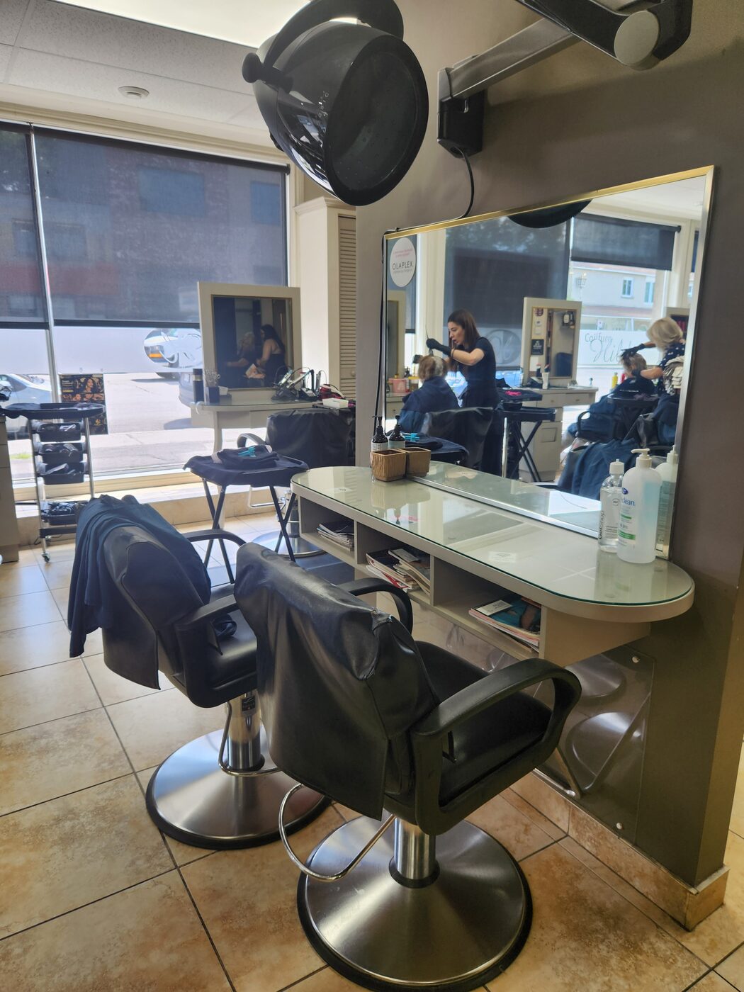 Postes de coiffage et miroirs